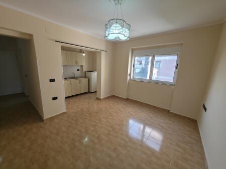 Shitet apartament pranë Medresesë