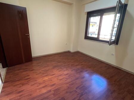 Apartament 2+1, Komuna Parisit!