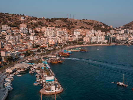 Shitet Dyqan (Njësi Komerciale) në qendër të Sarandës.