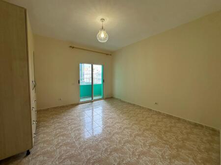  Jepet me Qira Apartament 3+1 – Pallatet Arabe (Crystal Center) 650 € (për banim)