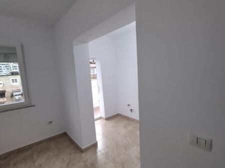 Appartamento 1+1+balcone in vendita in via Kavaja vicino a auto Kadiu 129.000 € !!!