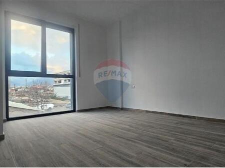 Vendesi Appartamento 1+1+balcone +garage a Tirana Entry