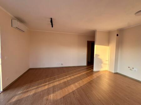 Apartament 2+1 ne fund te rruges 5 Maji