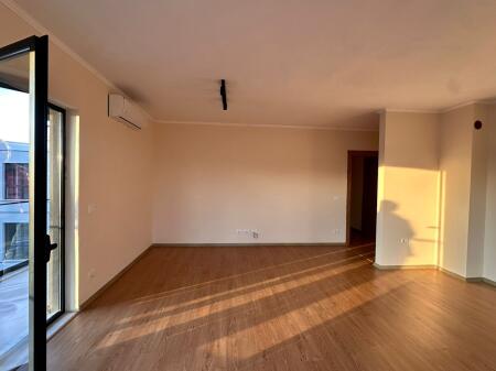 Apartament - Për Qira - Rruga 5 Maji