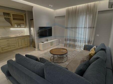 Shitet, Apartament 2+1+2, Rruga e Barrikadave, Tiranë