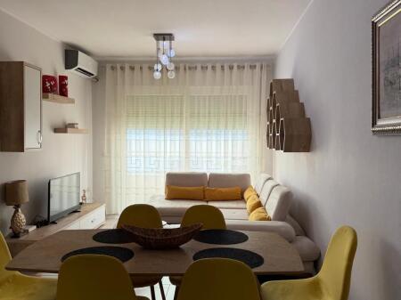 Apartament me qera (2+1) ne rrugen 5 maji mbrapa Concord center
