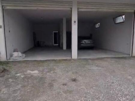 Magazzino in affitto a Bathore Kamez
