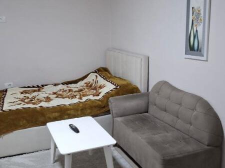 Jepet garsoniere me qira – 21 dhjetori (mbrapa Hotel Mondial)!!!