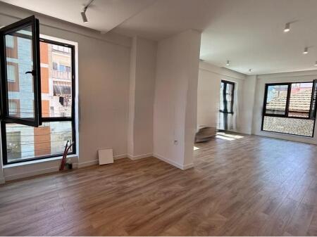Locale commerciale in affitto di 56 m² a Myslym Shyr, vicino alla scuola “Arben Broci”. 550 € /Mese