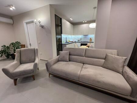 Jepet me qira apartament 1+1 luksoz në Komunën e Parisit, pranë Kompleksit Dinamo