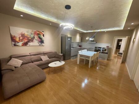 Jepet me qira apartament 2+1+2, Komune e Parisit
