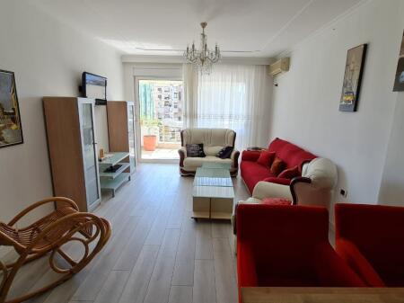 Jepet apartament me qira – Bllok, Rruga Brigata VIII
