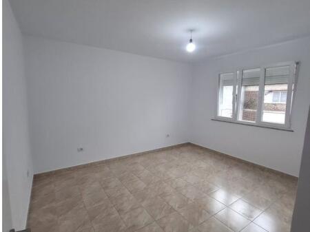 Shitet apartament 1+1+ballkon te rruga e Kavajës pranë auto Kadiu 129.000 € !!!