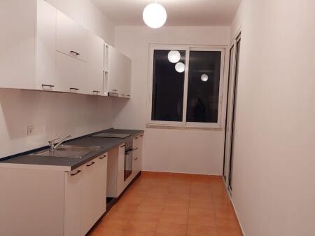 Jepet me qera Apartamenti 2+1+2 , Astir kompleksi Fratari perballe Vendit te Lojrave 450 mije leke