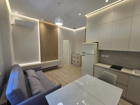  Appartamento 1+1 in affitto  Centro, Rruga e Dibrës – vicino all'Hotel Stela  55 m² |  1° piano |  Edificio nuovo  Completamente arredato, arredamento moderno & comodo  65.000 lek / mese  