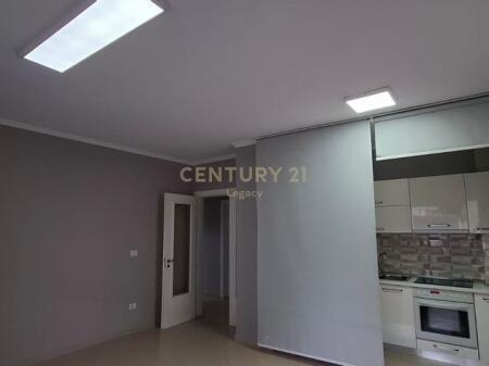 Apartament 2+1 PER QERA PER ZYRA, TEK PARLAMENTI