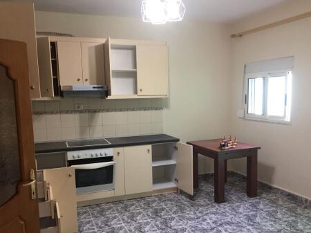 Jepet me qera Apartamenti 3+1+2, Komuna Parisit ( Pallatet Arabe) prane Qendres Kristal 650 euro