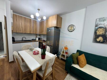 Shitet apartament 1+1+verand Rruga e Dibres
