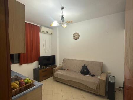 Shitet Apartament 1+1 - 5 Maj (pranë Conad) 