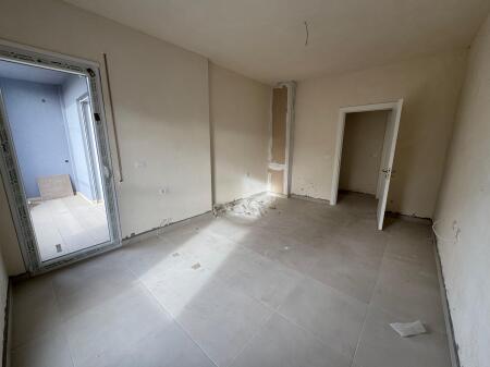 Shitet Apartament 2+1+2 Tek 5 maj
