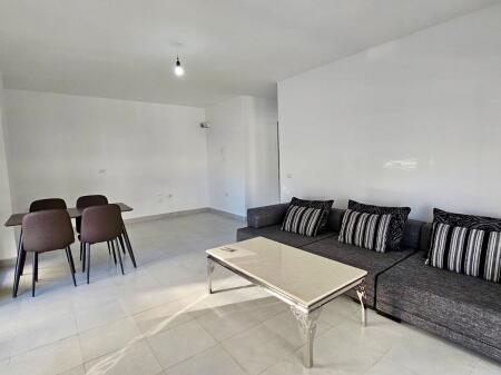  QERA Apartament 2+1 Me 2 Tualete  Rruga "5-Maji" 