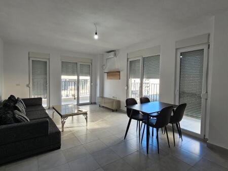  Jepet me qira apartament 2+1+2  Rruga 5 Maji, Tiranë Çmimi: 500 € / muaj