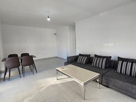 Jepet me qira apartament 2+1+2  Rruga 5 Maji, Tiranë  Apartament me 2 dhoma gjumi, sallon + kuzhinë, 2 tualete  Çmimi: 500 € / muaj