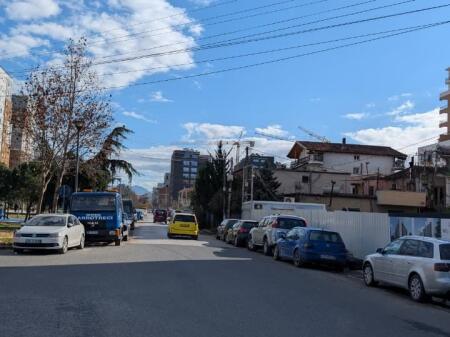 Shitet Apartament 2+1 + Verandë + 2 Poste Parkimi tek Ish Fusha Aviacionit.