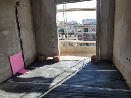 Shitet apartament 1+1 Rajoni policise nr.4(Afer me kinostudion)