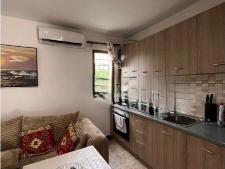 VENDESI PRIVATO 1+1 IN VENDITA CON SPAZIO COMMERCIALE A TRESHI 80,000 €