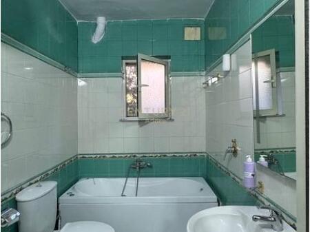Jepet me qira apartament 2+1 me oborr dhe post parkimi – Rruga Fortuzi!