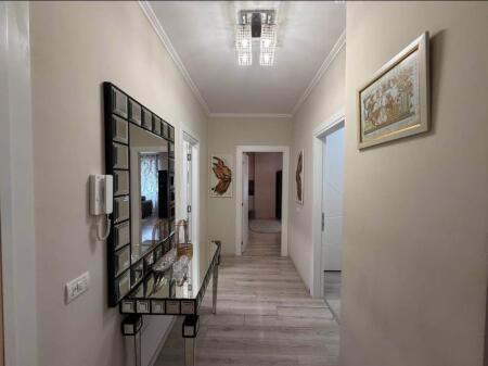 Jepet me qira apartament 2+1 + post parkimi – Komuna e Parisit (tek KIKA 2)
