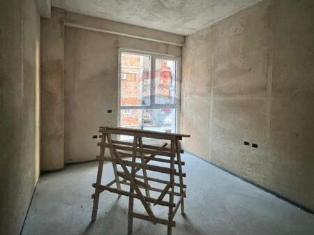 Per shitje apartament 2+1, rruga Ali Demi!