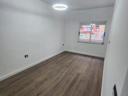 Shitet Apartament 1+1 i mobiluar tek Komuna e Parisit