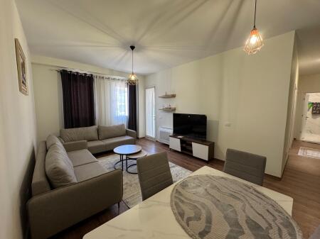  Apartament me qira në Paskuqan  •  Tipi: 2+1  •  Zona: Paskuqan  •  Kati: 5 (pallat i ri me ashensor)  •  Çmimi: 550 € / muaj   Apartament i ri, në pallat modern me ashensor, i përshtatshëm për familje që kërkojnë komoditet dhe hapësirë.