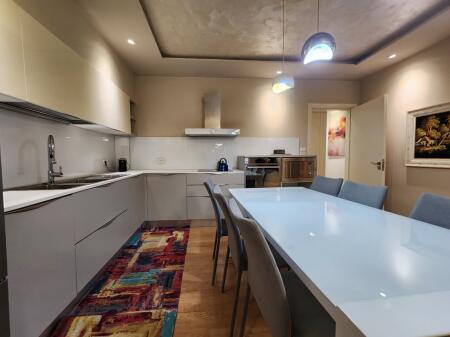 SUPER APARTAMENT ME QERA  – 2+1+2wc & Verandë  (  Komuna Parisit / kristal Center || 200m2 || 1000 eu