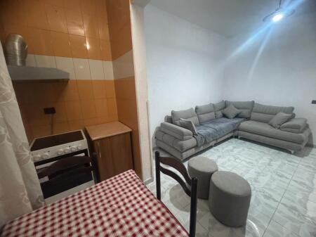 ! Jepet apartament 1+1 me qira  pranë Medresesë!!