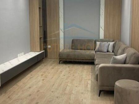 Qera, Apartament 2+1+2+2 Poste Parkimi, Qender..