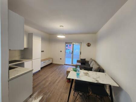  Shitet apartament 1+1+Verande te Komuna e Parisit