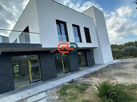 Ne Berzhite, Jepet Me Qira Godine Multifunksionale Dhe 3600 m2 Truall, Ideal Per Investim !!!