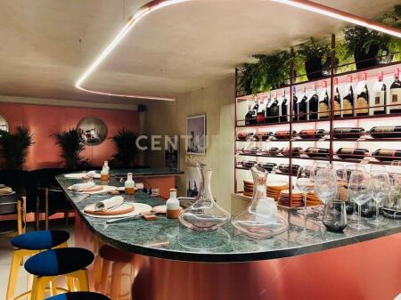 QIRA, BAR-RESTORANT MODERN ME VERANDË, PRANE QENDRËS 7,500 € /Muaj