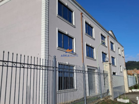 AFFITTASI EDIFICIO DI 3 PIANI INSIEME A UFFICI COMMERCIALI 1280 M2 " TIRANA VAQARR KM5" 13.000 EURO