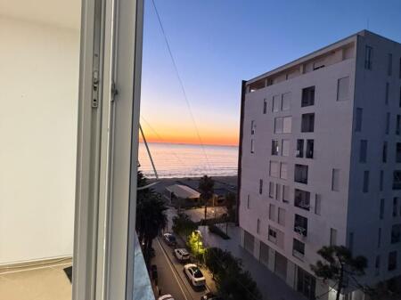 Shitet Apartament 2+1+2 pranë Shkëmbit të Kavajës – Pamje anësore deti 