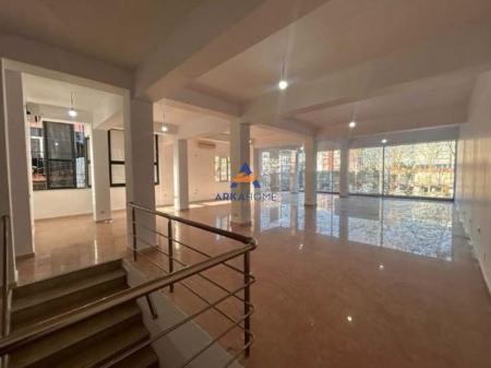 LOCALE COMMERCIALE IN VENDITA 240M2 "VIA DRITAN HOXHA" 540.000 EURO