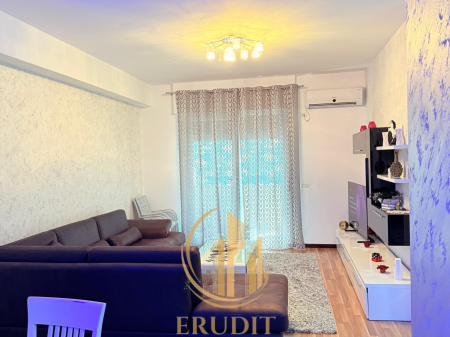 JEPET ME QIRA APARTAMENT 2+1 LUNGOMARE, VLORË