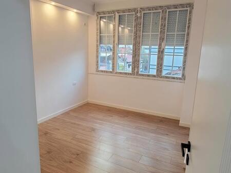 Apartament 2+1 per shitje Te rruga e Bogdaneve, prane kishes Katolike, afer qendres
