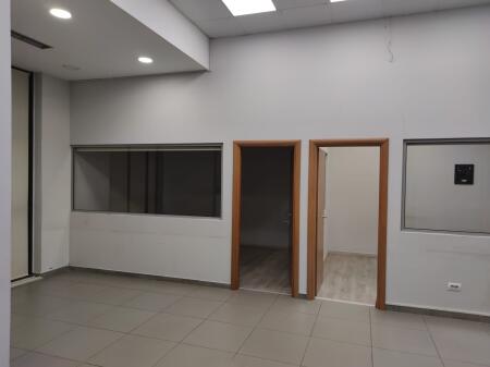 Jepet me qera Ambjent Komercial pranë Kristal Center