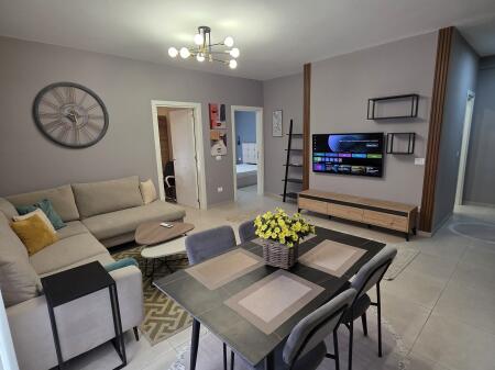 Jepet me qera Apartament 2+1  Adresa : Kopshi Botanik  E mobiluar  Kati 6  Siperfaqe 100 m2  Cmimi 900€
