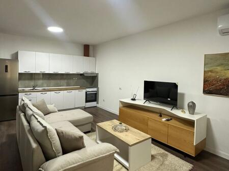 Jepet me Qira Apartament 3+1 – Komuna e Parisit