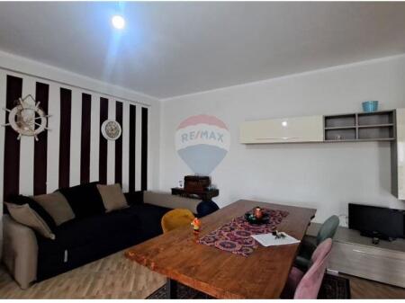  Apartament 2+1 – Për Qira Afatgjatë  Sheshi Pavarësia / Skelë, Vlorë (pranë shkollës “1 Maji”)